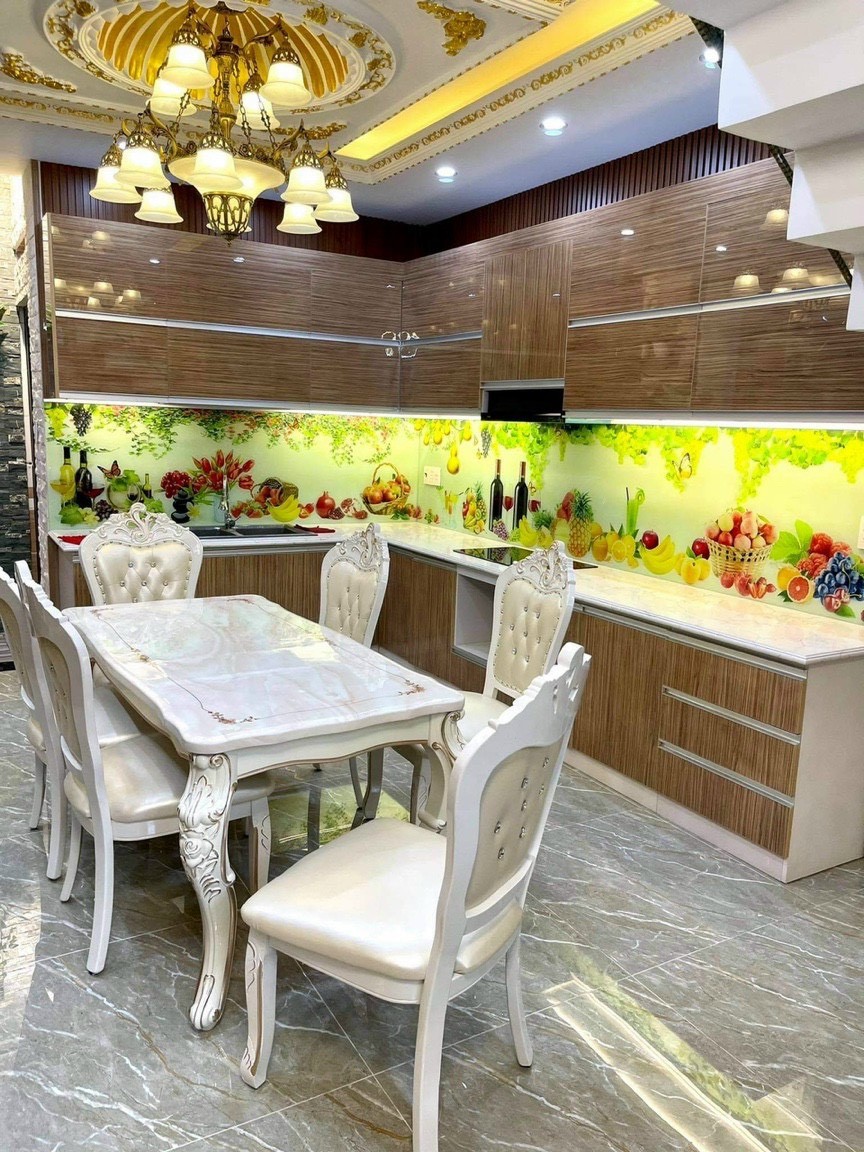 Nhà thành phố 1 trệt 1 lửng 3 lầu, nội thất cao cấp, xe hơi ở trong nhà