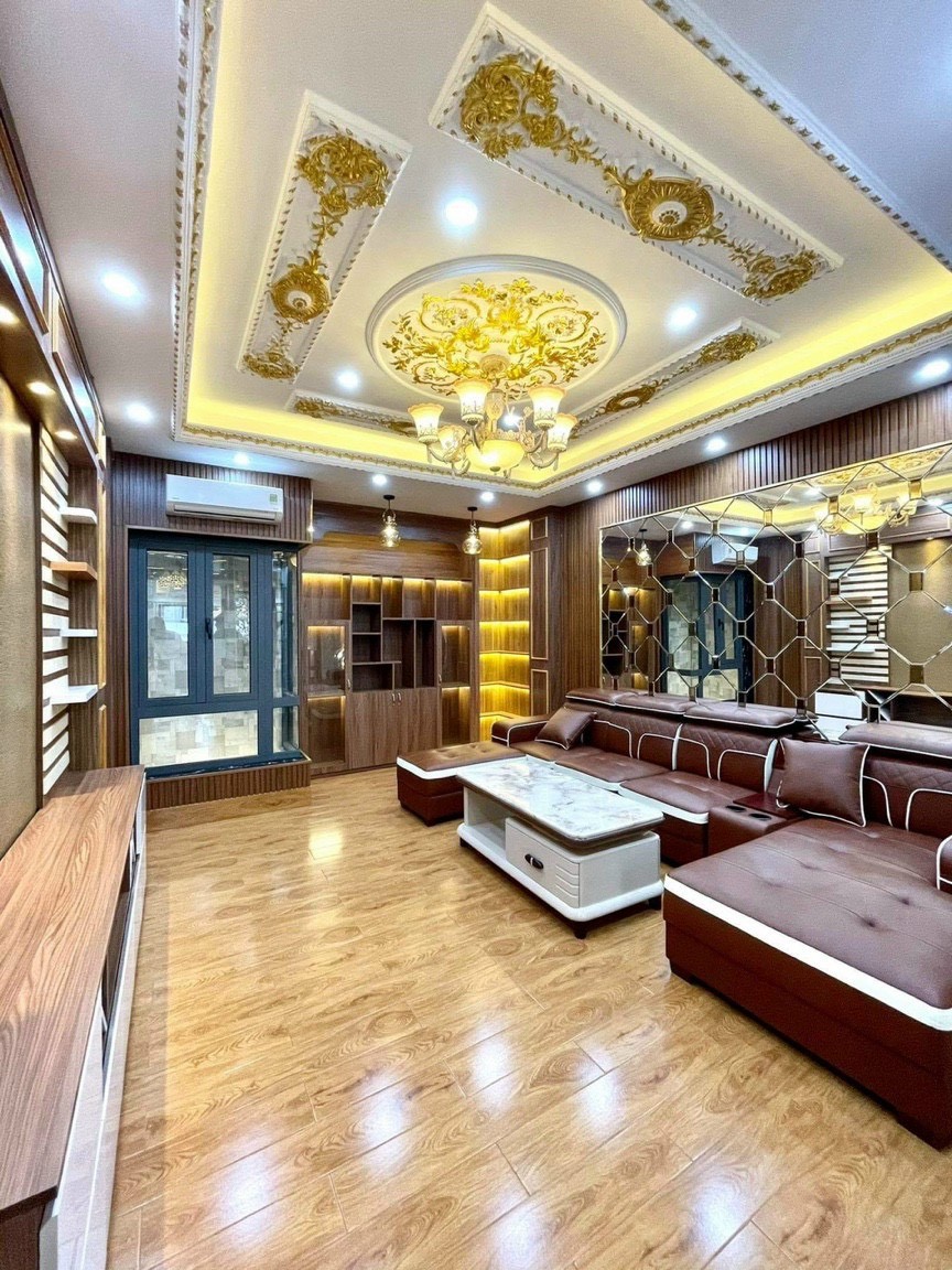 Nhà thành phố 1 trệt 1 lửng 3 lầu, nội thất cao cấp, xe hơi ở trong nhà