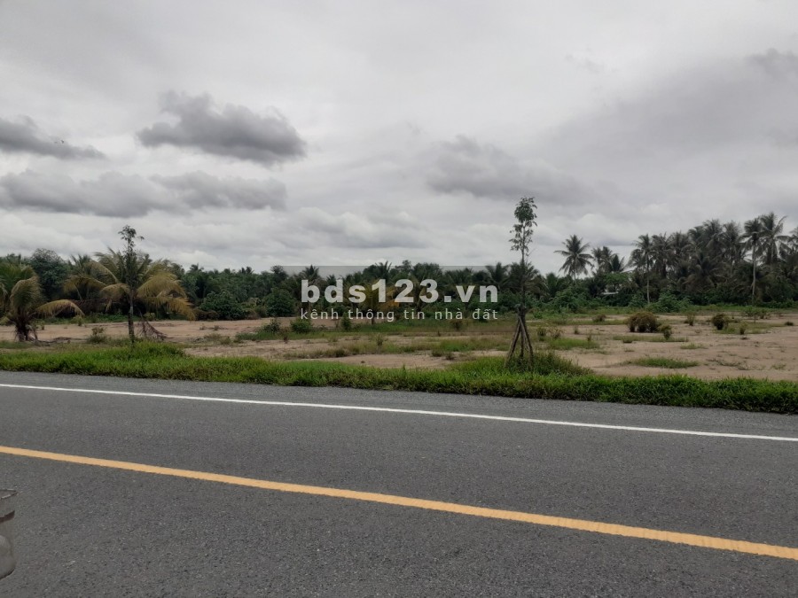 Đất mặt tiền gần vòng xoay Hữu Định, Châu Thành, Bến Tre