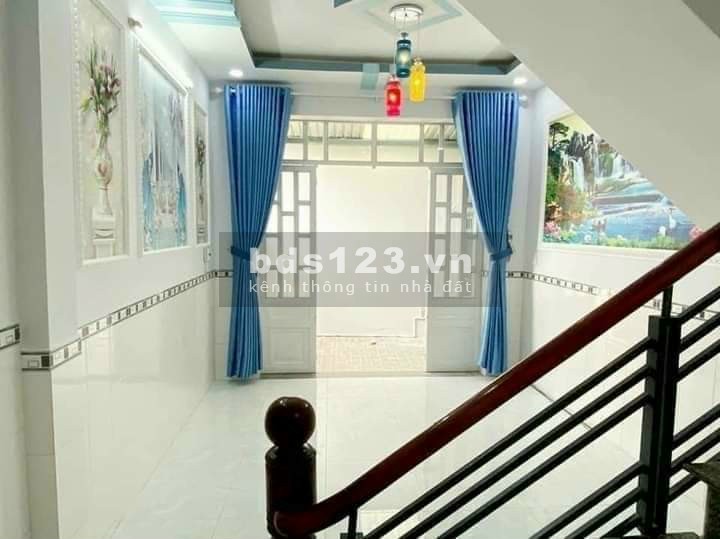 Cần tiền bán gấp nhà hóc môn 52m2 giá 820 triệu, hẻm xe hơi 6m