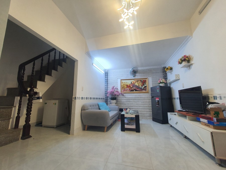 Chính chủ cần bán nhà đẹp giá rẻ, dt 27m2, 3 tầng đúc, giá 2.8 tỷ, đường Quang Trung, phường 8, Gò Vấp