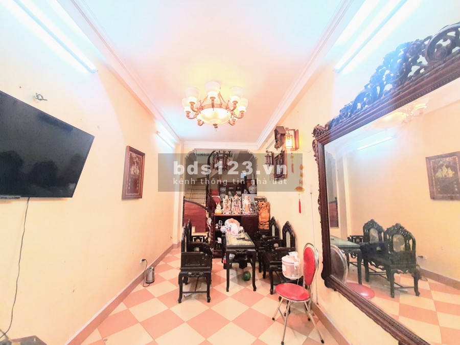 Hoàng Mai bán nhà cổ điển kiểu tự xây, dt 35m2, 5 tầng đúc, giá 2.75 tỷ