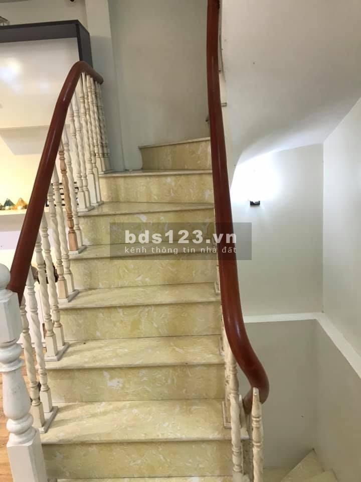 Quận Hoàng Mai nhỉnh 3 tỷ, vị trí. đẹp, vị trí đẹp, ô tô đổ cửa, ngõ thông, kinh doanh tốt, mt 5.8m