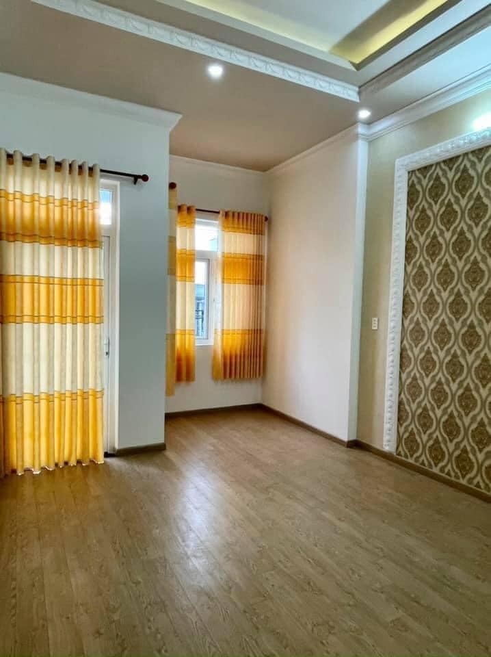 Bán Nhà Trần Thái Tông 57M 5T 4 mt chỉ 5.9 tỷ, kinh doanh, ô tô ngủ trong nhà
