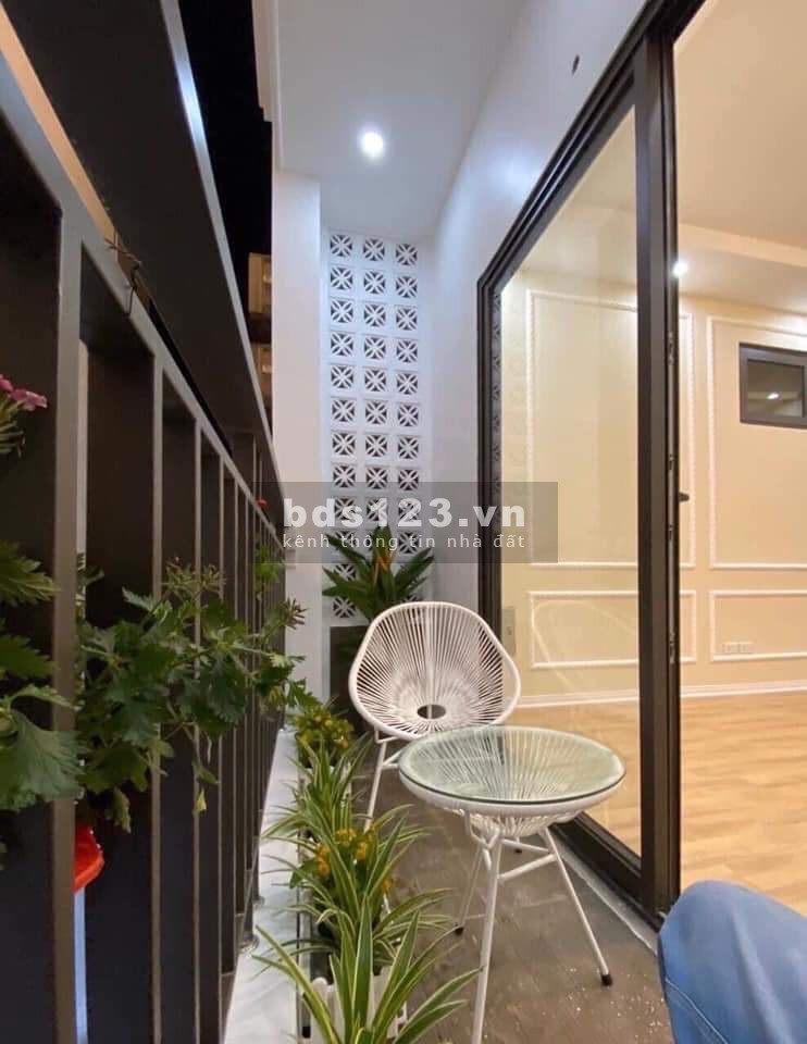 Phố Hoàng Cầu phân lô ô tô tránh kinh doanh dt 45m2 mt 4.2m, giá 10.9 Tỷ