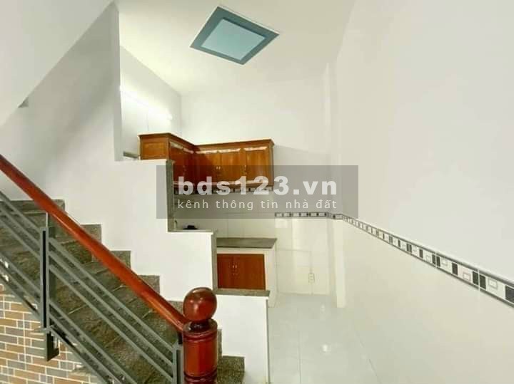Cần tiền bán gấp nhà hóc môn 52m2 giá 820 triệu, hẻm xe hơi 6m
