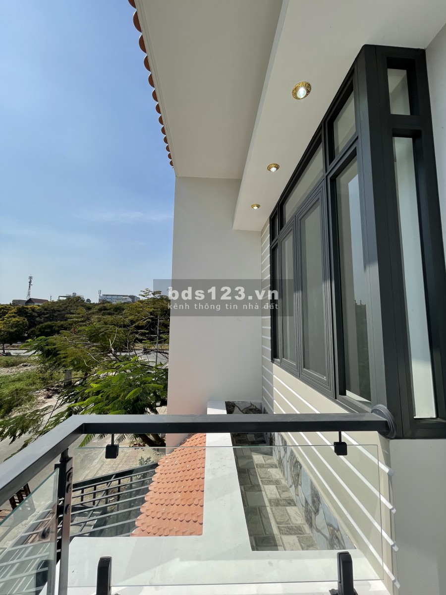 Cho thuê nguyên tòa nhà 3 tầng mới xây, view đẹp, thoáng mát, mặt tiền đường số 7, Khu phố 3 ,P.Linh Xuân, Thủ Đức