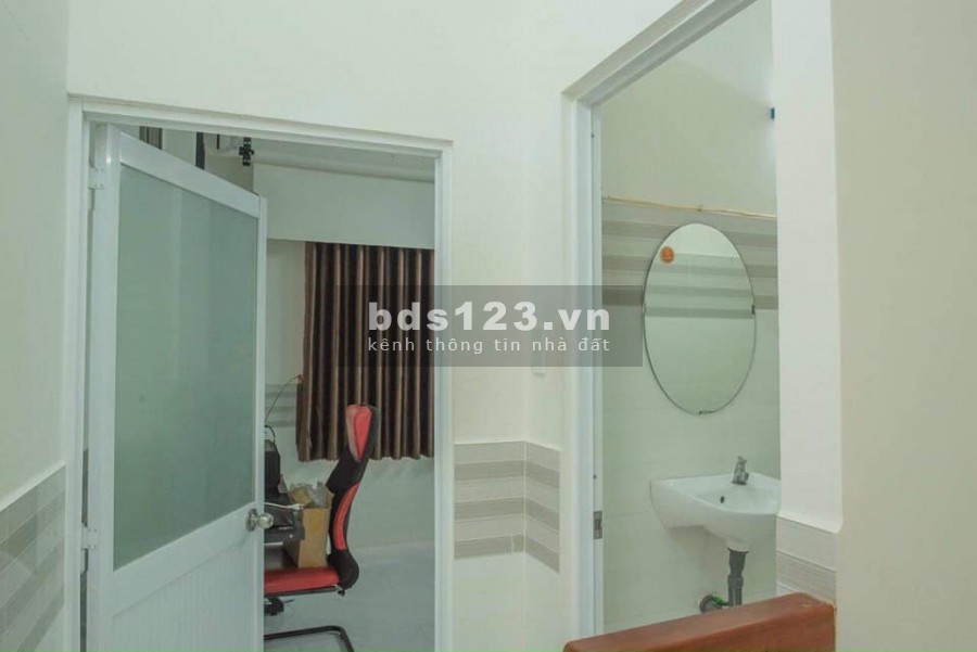Ban nhà hẻm rộng 4 mét lạc long quân quận tân bình, dt: 7mX8m nhà xây 2 tầng 4tỷ7
