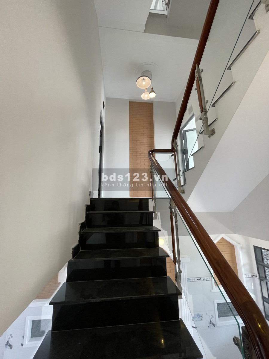 Cho thuê nguyên tòa nhà 3 tầng mới xây, view đẹp, thoáng mát, mặt tiền đường số 7, Khu phố 3 ,P.Linh Xuân, Thủ Đức
