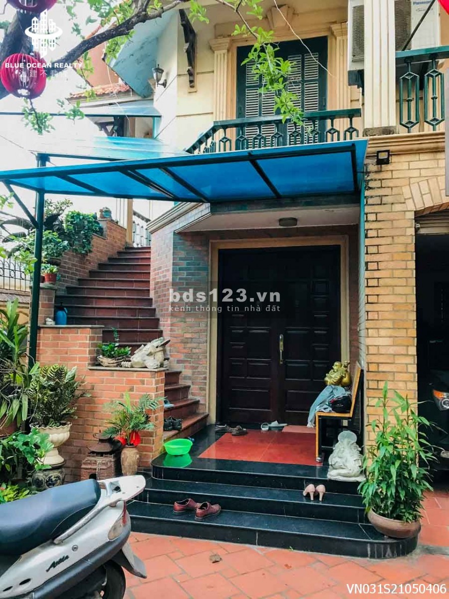 Bán toà biệt thự cao cấp ở Lạc Long Quân, dt 215m2, mt 10m, ô tô đỗ trong sân 3 bước ra điểm Hồ Tây