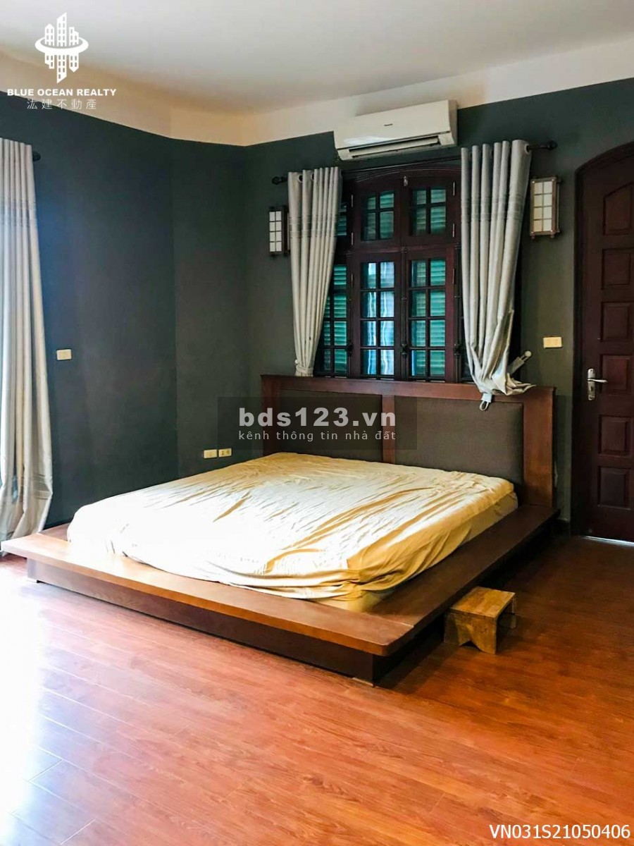 Bán toà biệt thự cao cấp ở Lạc Long Quân, dt 215m2, mt 10m, ô tô đỗ trong sân 3 bước ra điểm Hồ Tây
