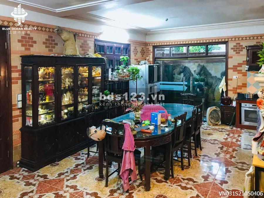 Bán toà biệt thự cao cấp ở Lạc Long Quân, dt 215m2, mt 10m, ô tô đỗ trong sân 3 bước ra điểm Hồ Tây