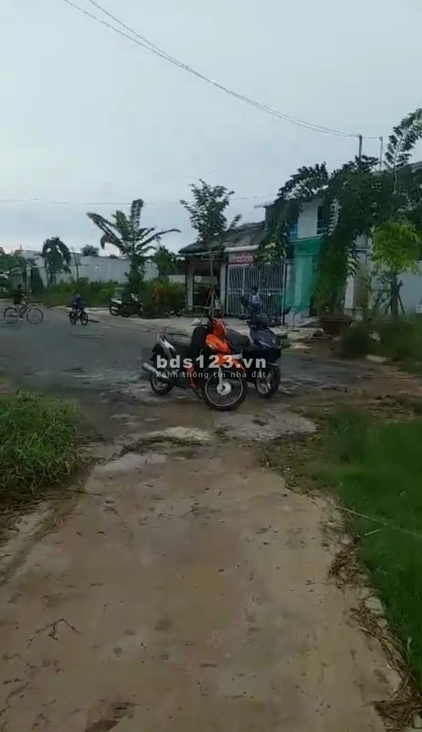 Mã tin 396 Đất ở vị trí đẹp, lộ 8 m! Chủ đất cần chuyển nhượng gấp ĐẤT NỀN tại phường 7, Tp. Cà Mau