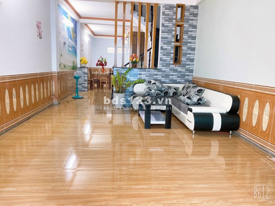 Nhà 2 Lầu + 4pn Hẻm 5m Giá 2.35 Tỷ, kê bên trường THCS Hồ Văn Long
