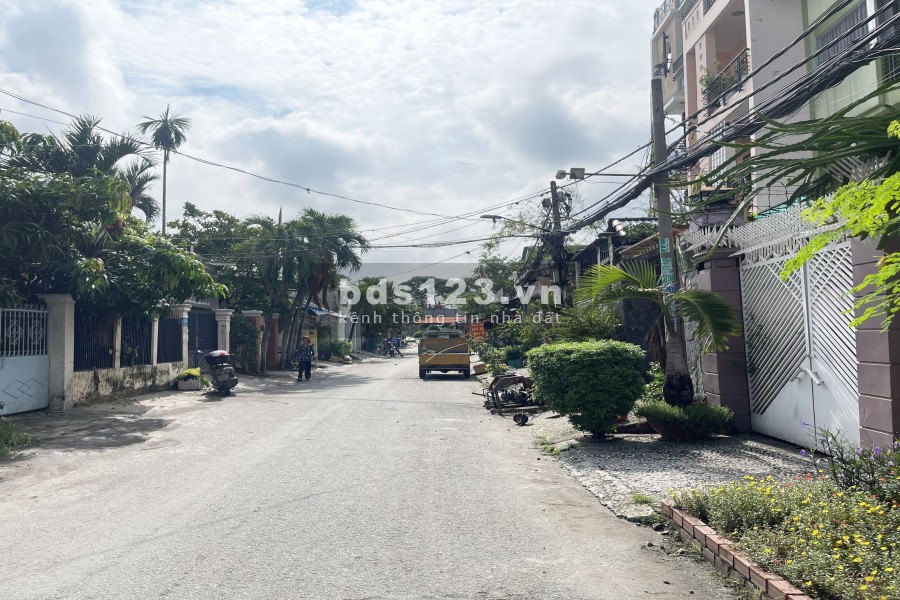 Nhà phố 2 lầu sân thượng hxh Nguyễn Văn Linh, phường Bình Thuận, Quận 7
