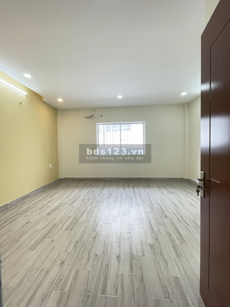 Nhà phố 2 lầu sân thượng hxh Nguyễn Văn Linh, phường Bình Thuận, Quận 7