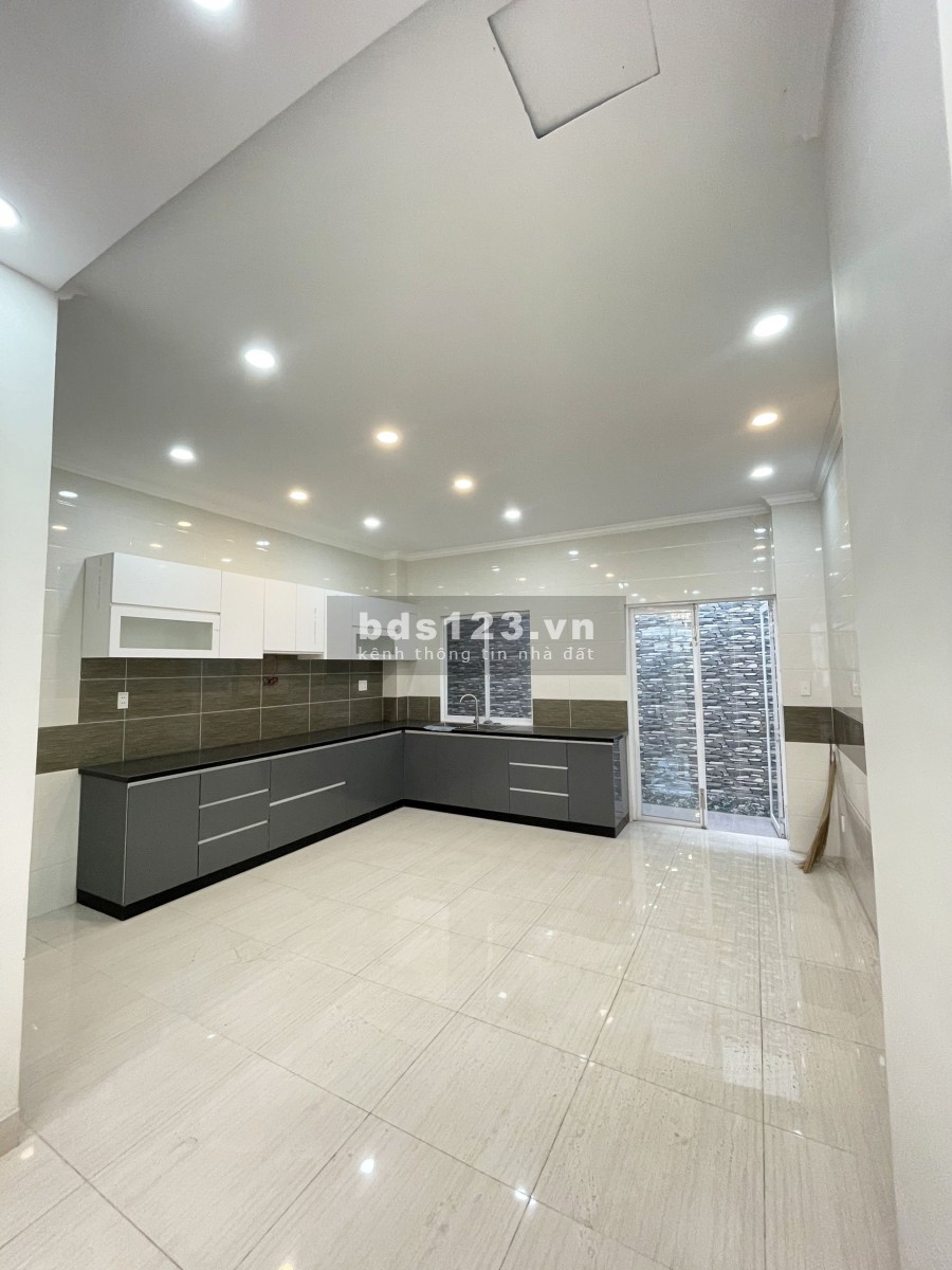 Nhà phố 2 lầu sân thượng hxh Nguyễn Văn Linh, phường Bình Thuận, Quận 7