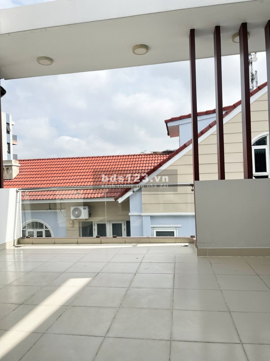 Nhà phố 2 lầu sân thượng hxh Nguyễn Văn Linh, phường Bình Thuận, Quận 7