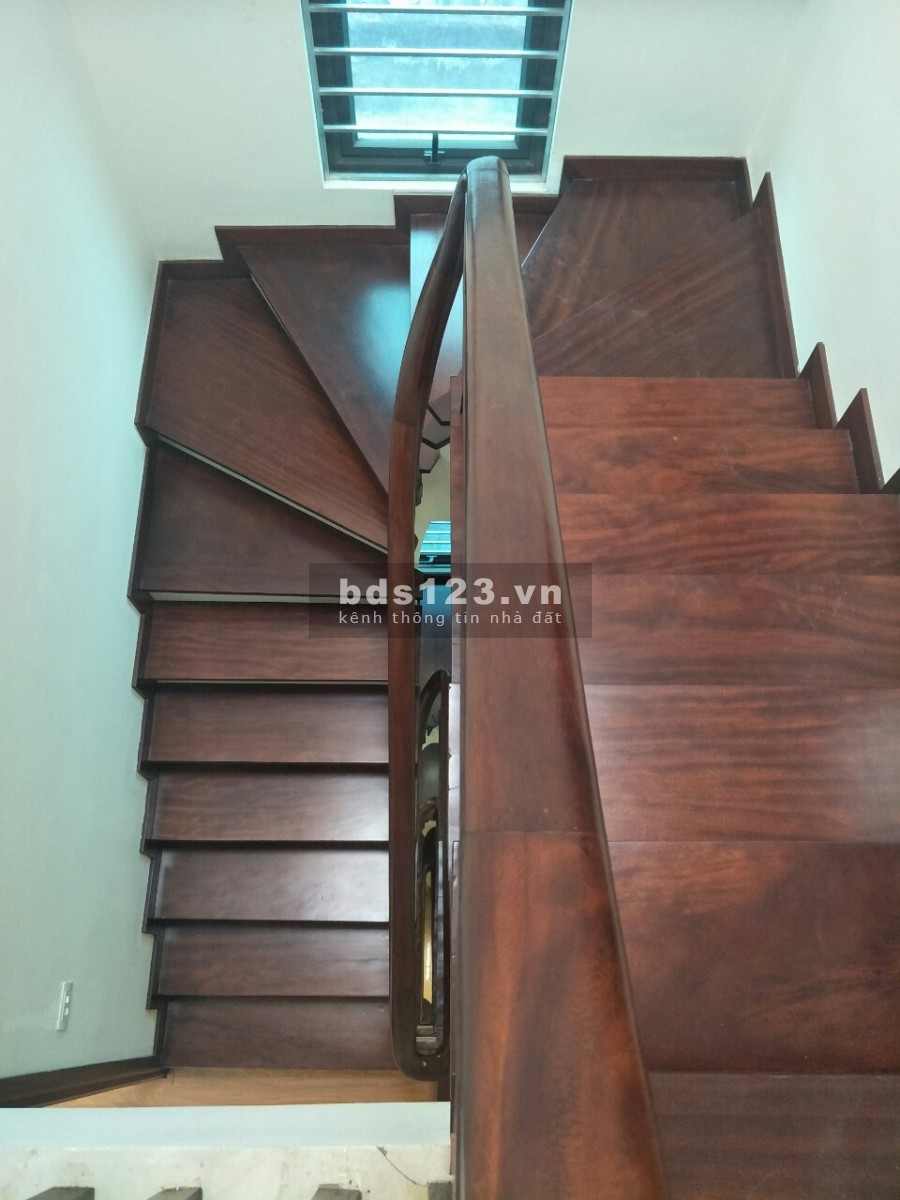 Bán nhà đường Hồng Tiến 48m2 x 5 tầng, 4m mặt tiền, giá 5.3 tỷ.Lô góc, Ô tô, KDVP