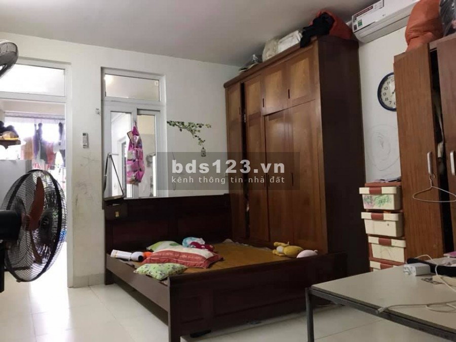 Bán nhà tập thể tầng 2 Trần Quốc Hoàn, diện tích 80m2. Giá 1.8 tỷ