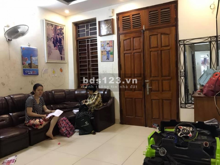 Bán nhà tập thể tầng 2 Trần Quốc Hoàn, diện tích 80m2. Giá 1.8 tỷ