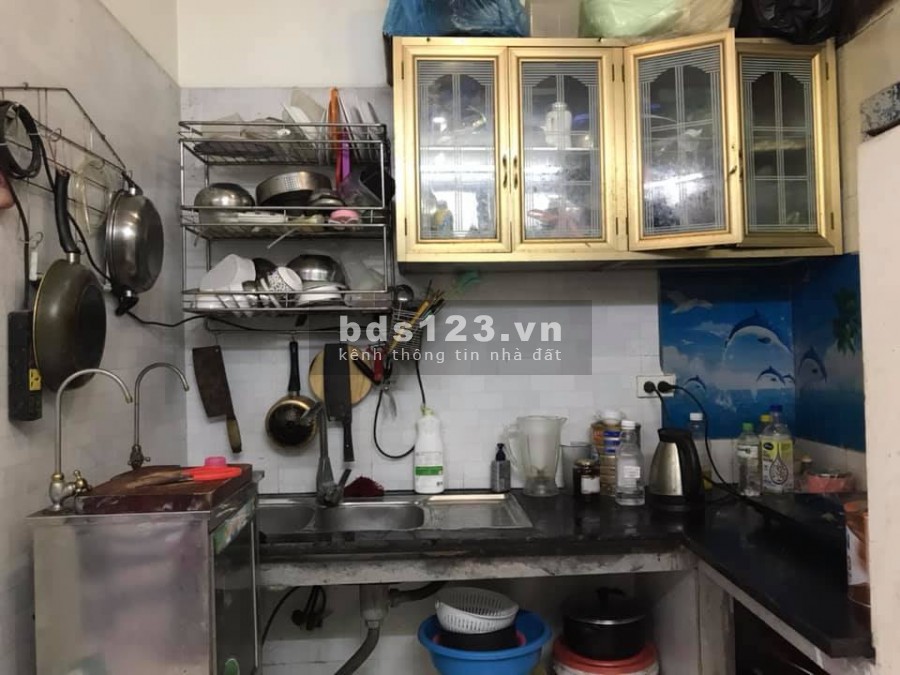 Bán nhà tập thể tầng 2 Trần Quốc Hoàn, diện tích 80m2. Giá 1.8 tỷ