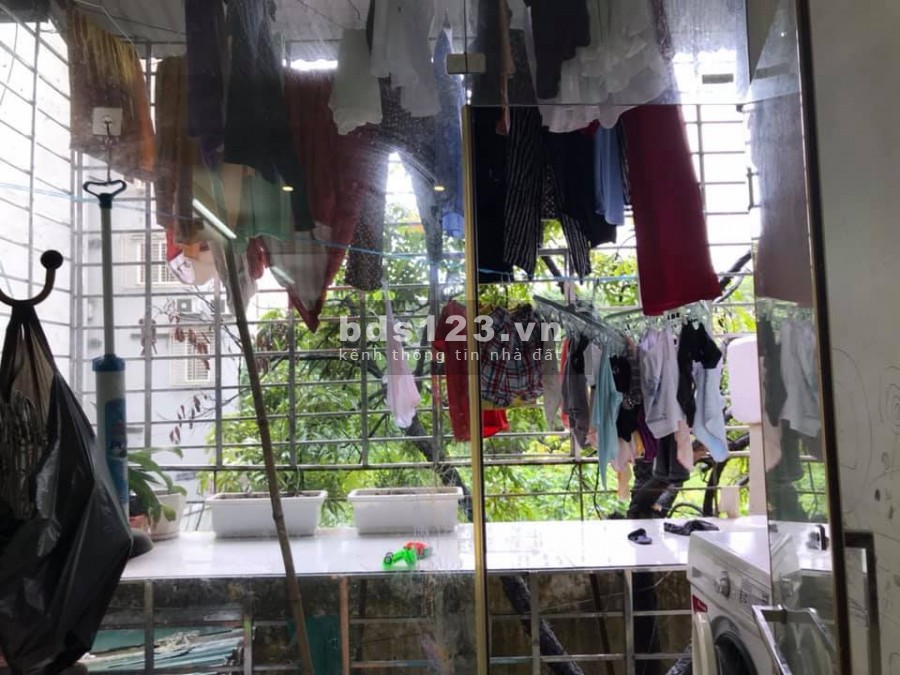Bán nhà tập thể tầng 2 Trần Quốc Hoàn, diện tích 80m2. Giá 1.8 tỷ