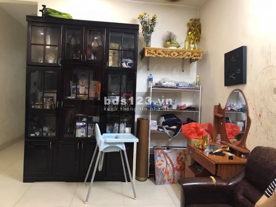 Bán nhà tập thể tầng 2 Trần Quốc Hoàn, diện tích 80m2. Giá 1.8 tỷ