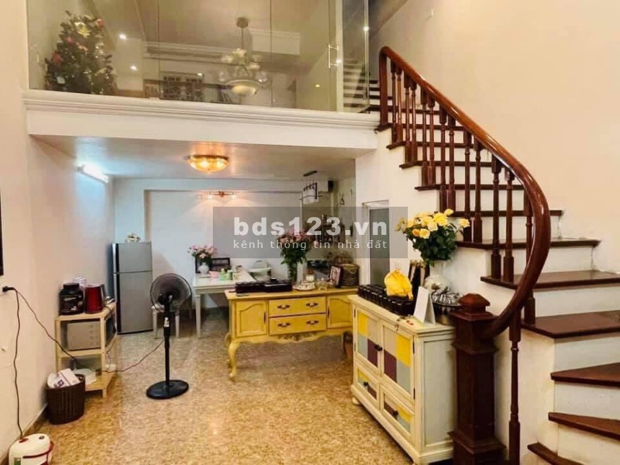 Bán nhà ngõ 175 Lạc Long Quân , Ô tô 4 chỗ vào nhà, cách Hồ Tây 100m2, giá chỉ 5.6 tỷ.