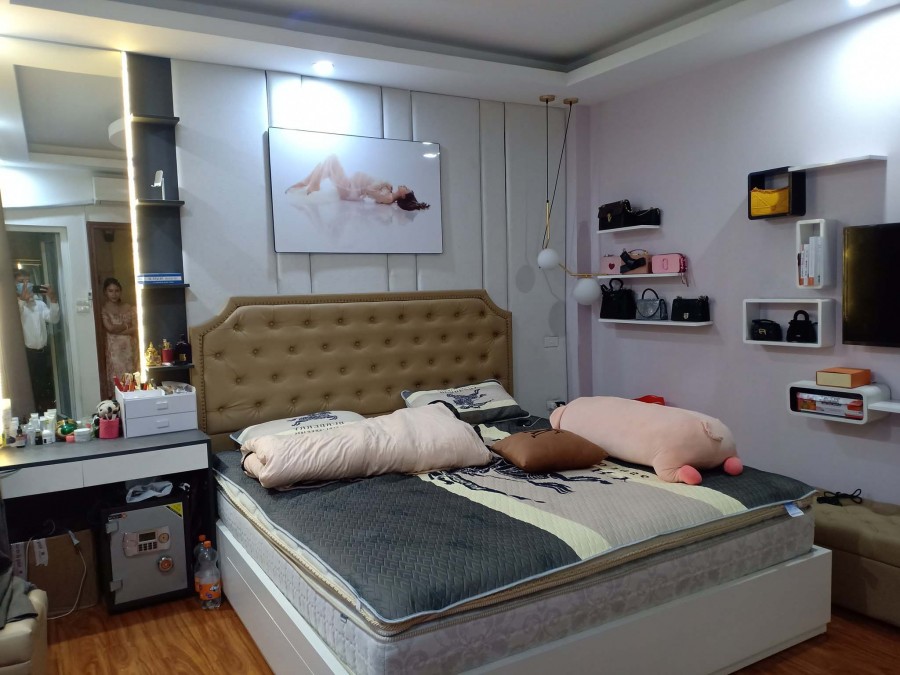 Bán nhà Lô Góc 42m2 tại phố Trần Thái Tông nhà đẹp 5 tầng mặt tiền 6m vào ở luôn giá hơn 4 tỷ