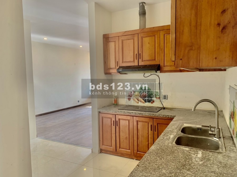 Bán căn hộ Ngoại Giao Đoàn, diện tích 114m2, 3 phòng ngủ, Có sổ đỏ chính chủ, view hồ điều hòa và đại sứ quán. Giá 3.9ty - LH: 0972933496