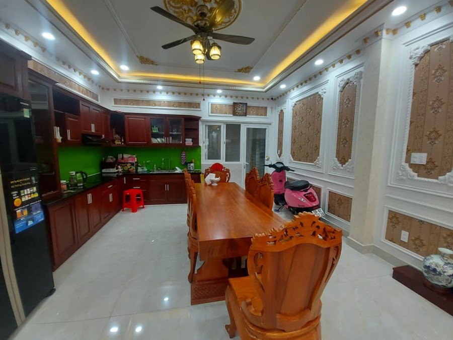 Tặng nội thất dát vàng hơn 3 Tỷ, 1T3L, 5PN, 5WC Hẻm thông mằm trong khu biệt thự sầm uất. Giá 10.8 tỷ. Lh Zalo 0523936433 (Phong).