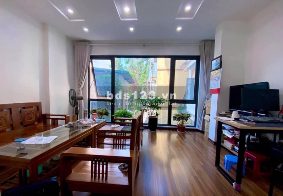 Ô tô tránh, diện tích 79m2, gara để ô tô, mặt tiền 4.5m, giá 8.3 tỷ, sổ sẳn