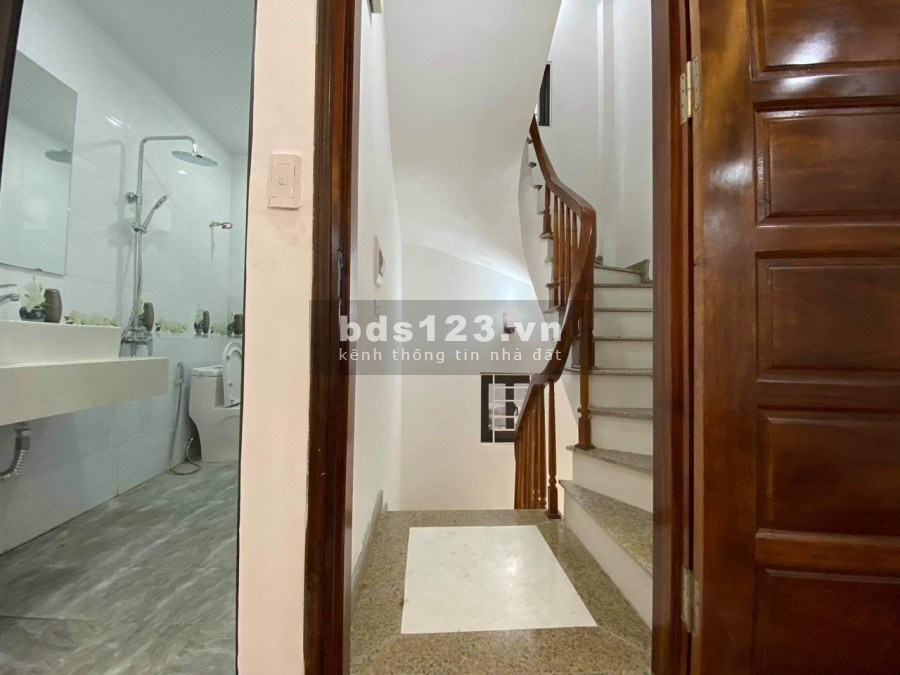 Bán gấp nhà mới đẹp 5 tầng phố Bùi Huy Bích Hoàng Mai DT 30m2. MT3,8m, nhỉnh 3 tỷ lh 0947-161-359