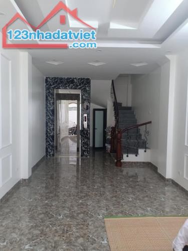 Bán nhà Dịch Vọng Hậu Cầu Giấy, nhà mới thang máy, ô tô tránh, giá 7.5 tỷ