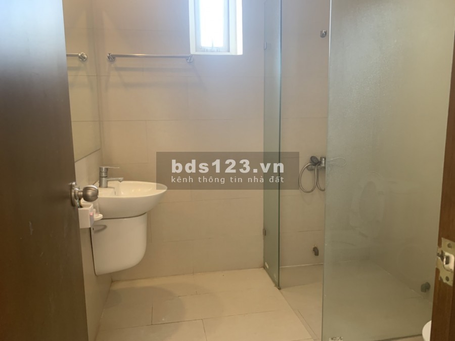 Bán căn hộ Ngoại Giao Đoàn, diện tích 114m2, 3 phòng ngủ, Có sổ đỏ chính chủ, view hồ điều hòa và đại sứ quán. Giá 3.9ty - LH: 0972933496