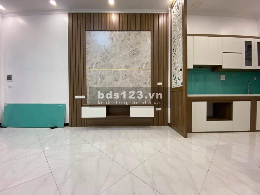 Bán gấp nhà mới đẹp 5 tầng phố Bùi Huy Bích Hoàng Mai DT 30m2. MT3,8m, nhỉnh 3 tỷ lh 0947-161-359