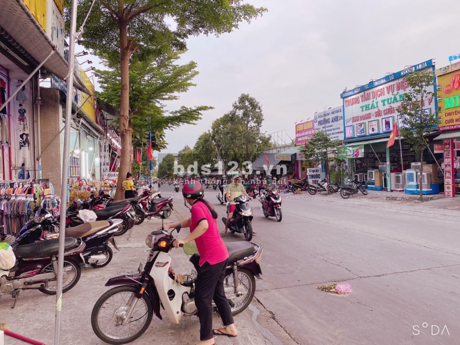 Tôi Có Nền Đất Sát Chợ Cần Bán, 300m2 (10x30) Dân Cư Đông Đúc, Liền Kề KCN, Dân Cư 90%