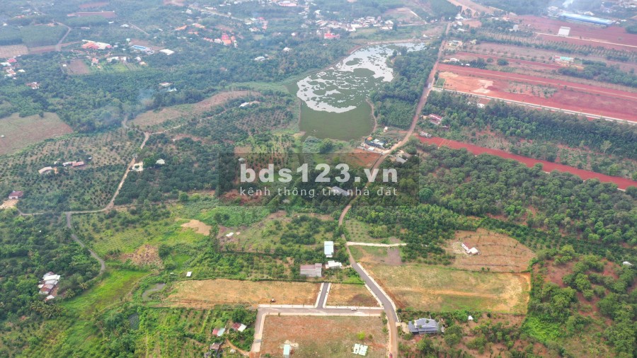Khu đất có view đẹp gần hồ, mặt tiền, cây xanh thoáng mát, giá rẻ, rất thích hợp cho việc đầu tư, xây dựng nhà ở