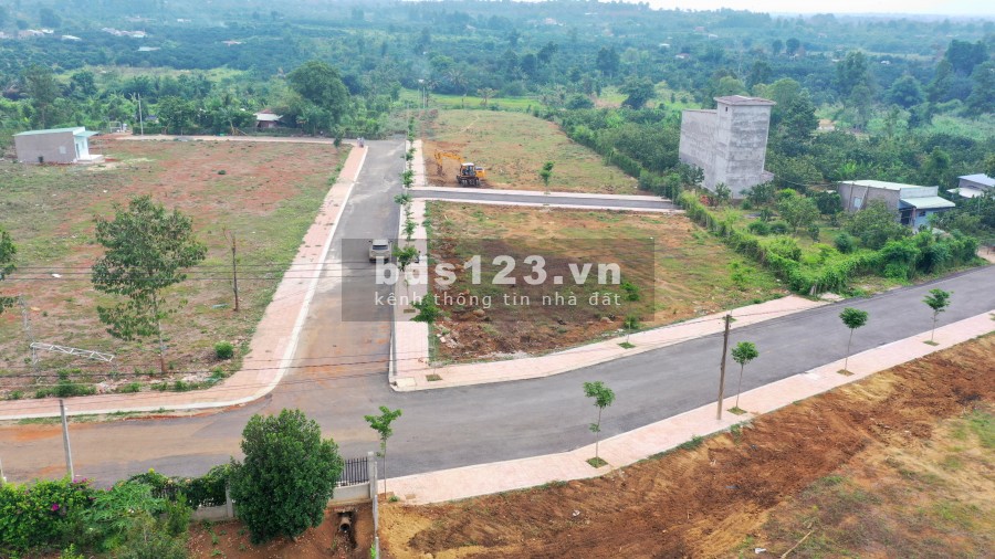 Khu đất có view đẹp gần hồ, mặt tiền, cây xanh thoáng mát, giá rẻ, rất thích hợp cho việc đầu tư, xây dựng nhà ở