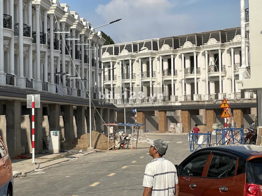 Nhà liền kề 1 trệt, 2 lầu tại thành phố Dĩ An Bình Dương, giá 5.1 tỷ, ngân hàng hỗ trợ 70%, liên hệ 0931534747