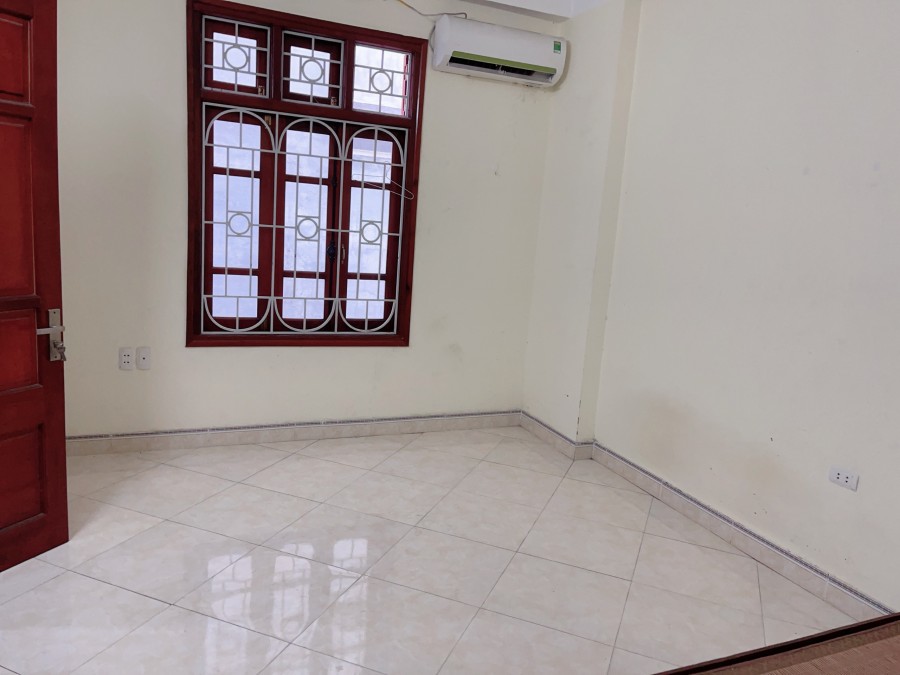 Mình còn trống phòng tầng 4 trong nhà 5 tầng ngõ 898 Láng Giá 3.3 Tr/Th LH 0968128371