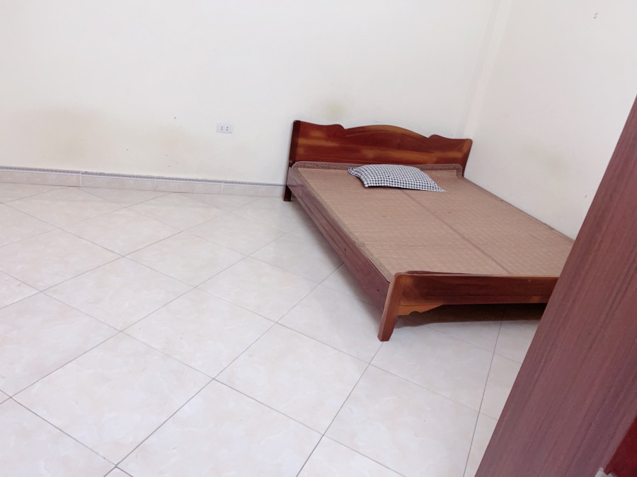 Mình còn trống phòng tầng 4 trong nhà 5 tầng ngõ 898 Láng Giá 3.3 Tr/Th LH 0968128371