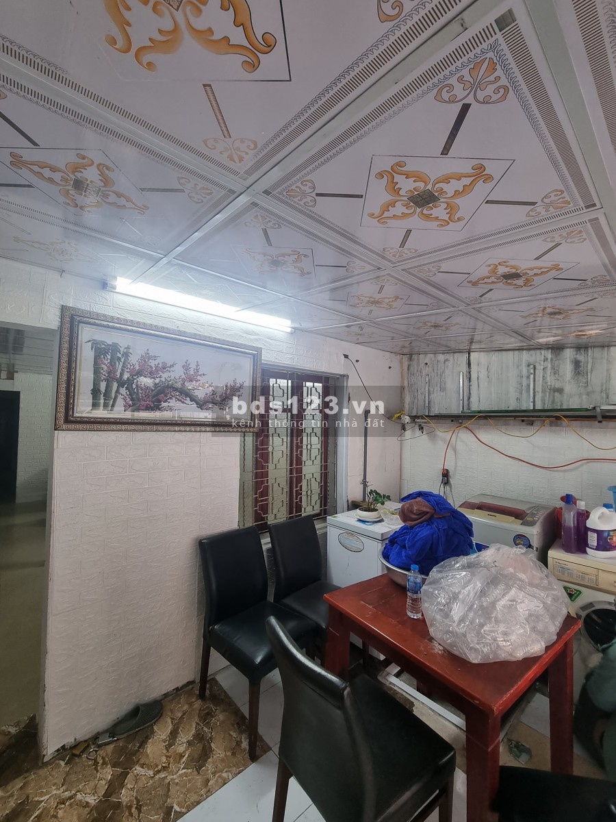 Bán nhà tập thể Tầng 1 đường Trần Quốc Hoàn, diện tích 70m2, Giá 1.75 tỷ.