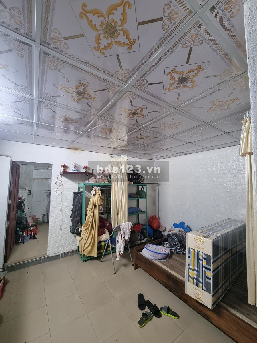 Bán nhà tập thể Tầng 1 đường Trần Quốc Hoàn, diện tích 70m2, Giá 1.75 tỷ.