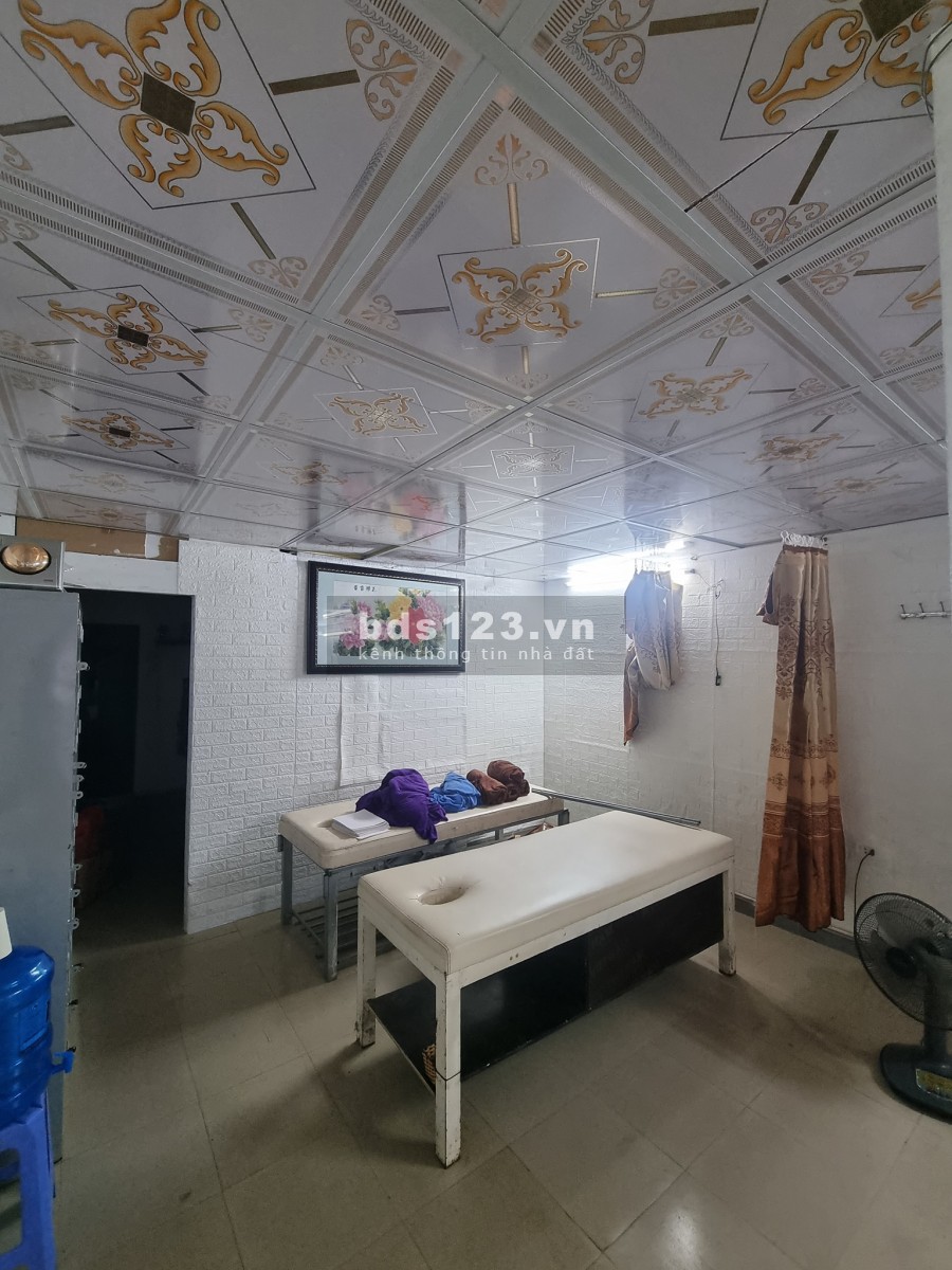 Bán nhà tập thể Tầng 1 đường Trần Quốc Hoàn, diện tích 70m2, Giá 1.75 tỷ.