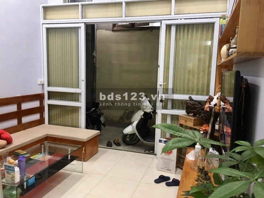 Cần bán nhà ở Lê Hồng Phong, Quận Hà Đông. Vị trí trung tâm Quận Hà Đông, cách 10 m ra ô tô tránh