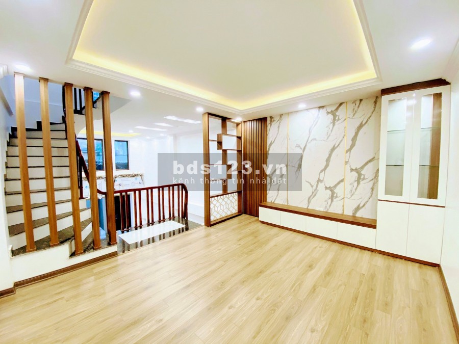 Nhà mới tại phố Đại Từ; DT: 42,M2, xây 5 tầng, giá 4.7 tỷ.