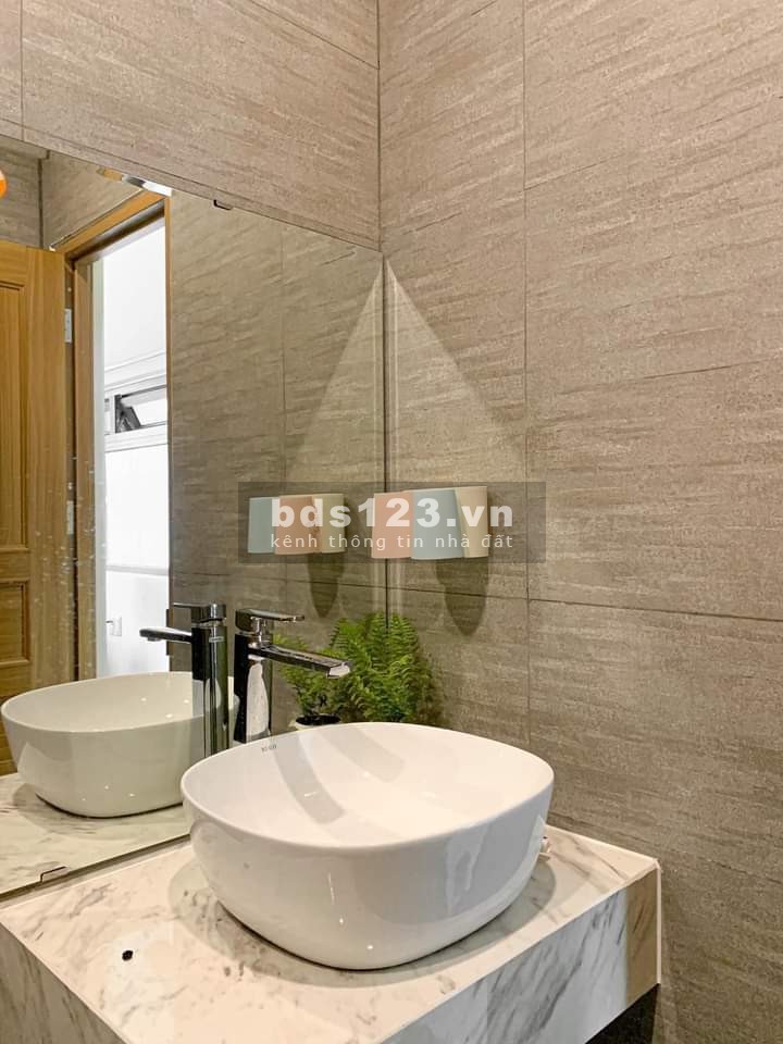 Cần bán gấp giá cả thương lượng lại, 5 tầng đúc, sổ chính chủ