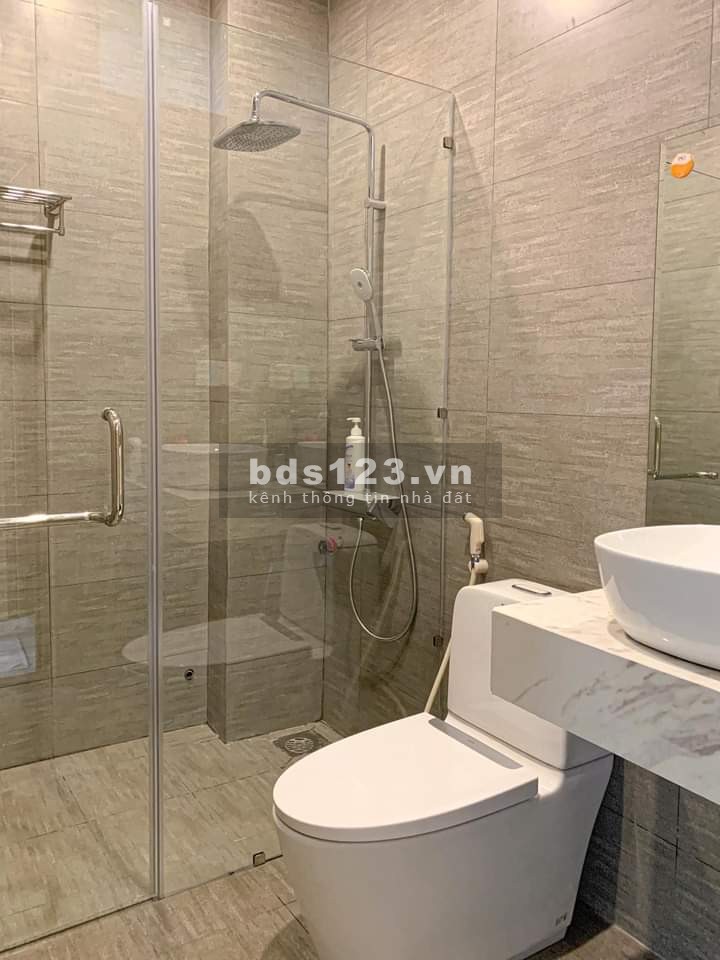 Cần bán gấp giá cả thương lượng lại, 5 tầng đúc, sổ chính chủ